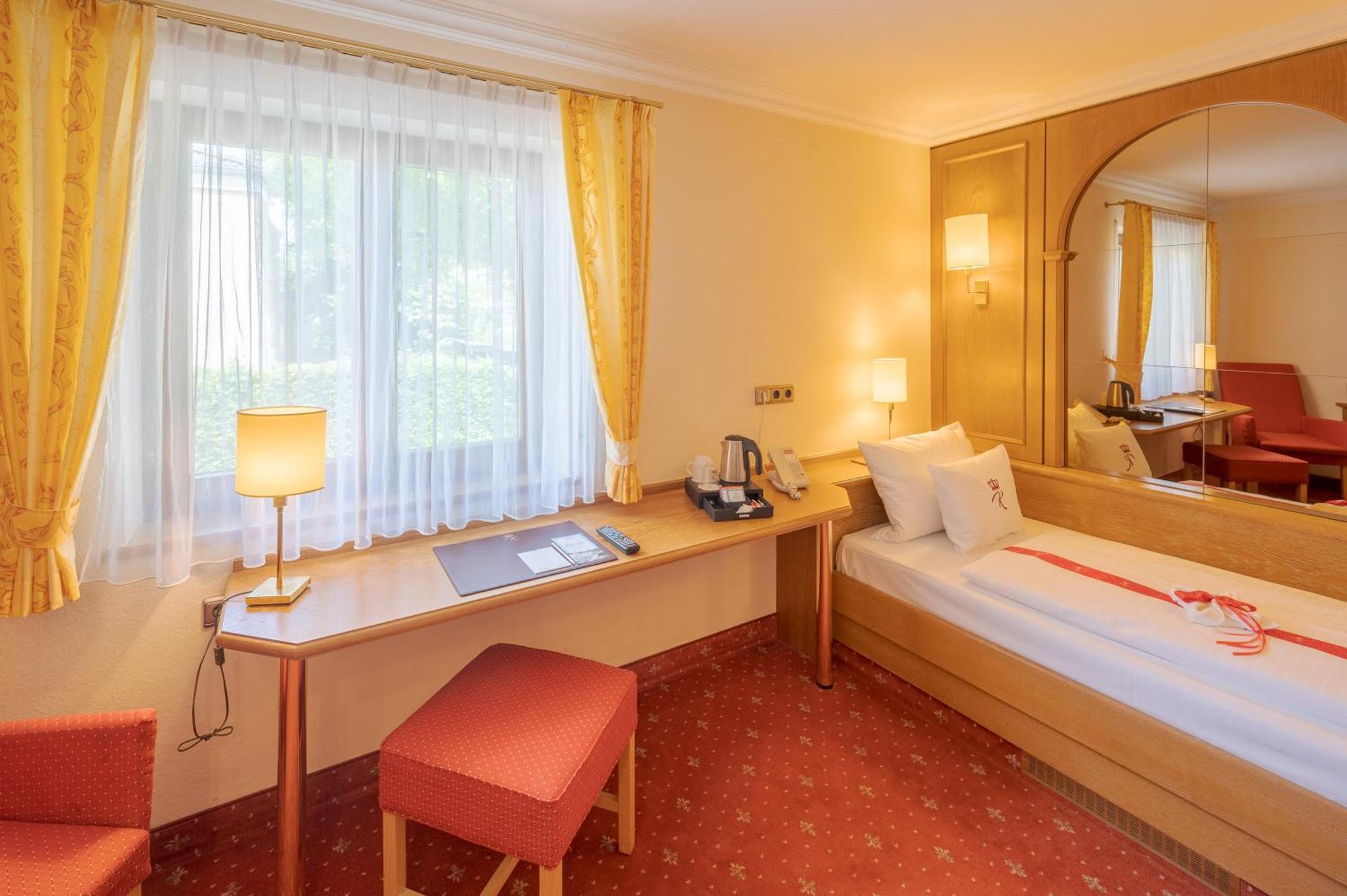 Hotel Am Schlosspark Zum Kurfuerst Oberschleissheim Ngoại thất bức ảnh