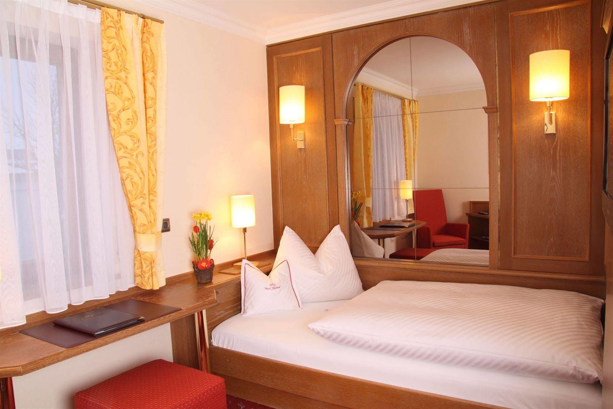 Hotel Am Schlosspark Zum Kurfuerst Oberschleissheim Ngoại thất bức ảnh