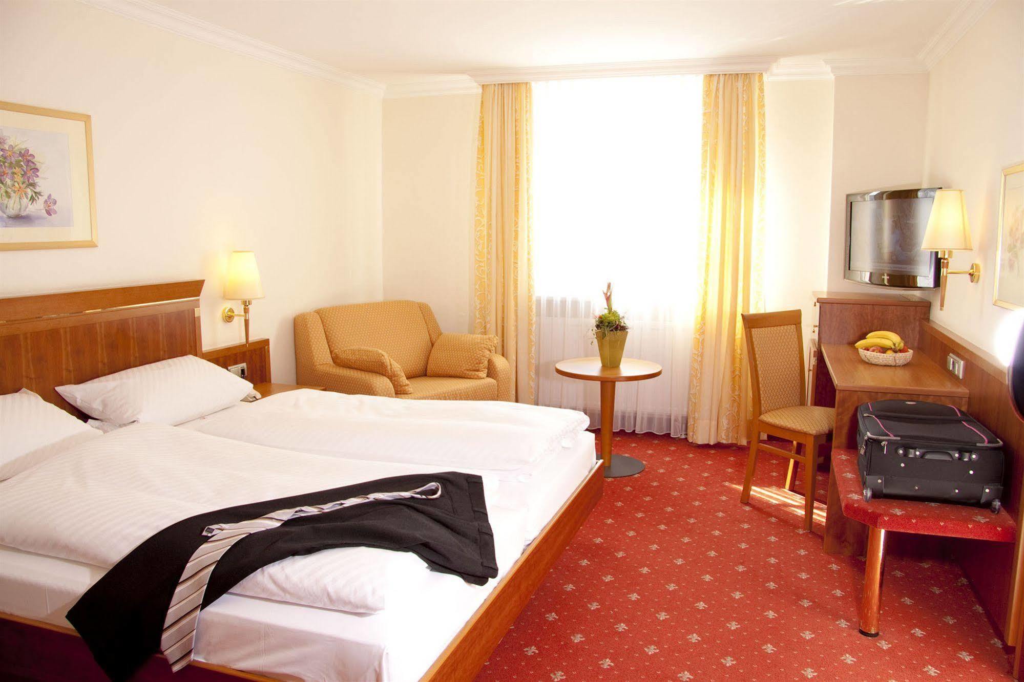 Hotel Am Schlosspark Zum Kurfuerst Oberschleissheim Ngoại thất bức ảnh