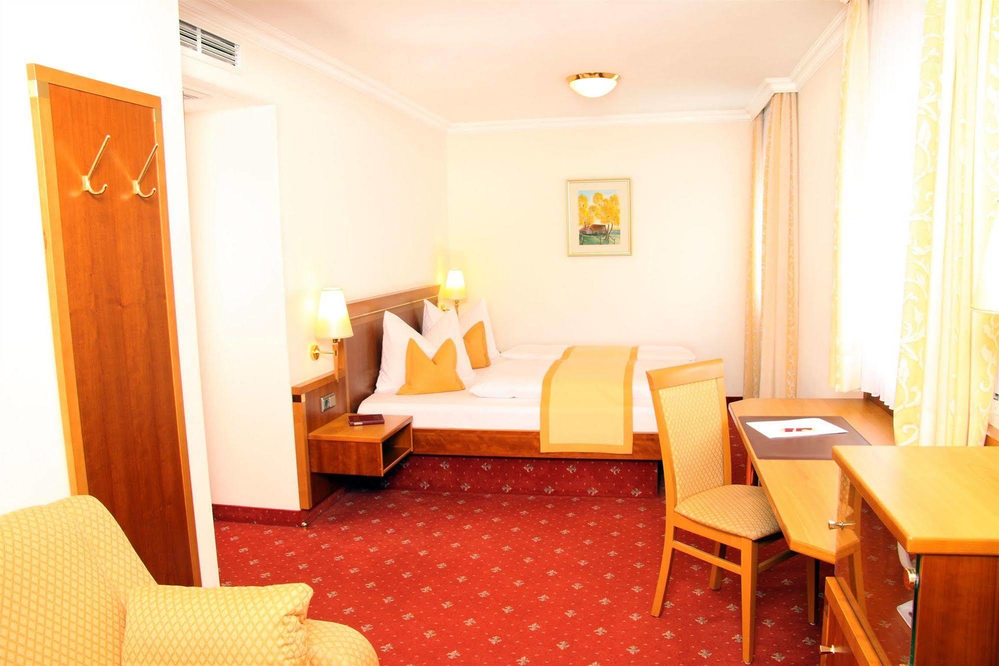 Hotel Am Schlosspark Zum Kurfuerst Oberschleissheim Ngoại thất bức ảnh